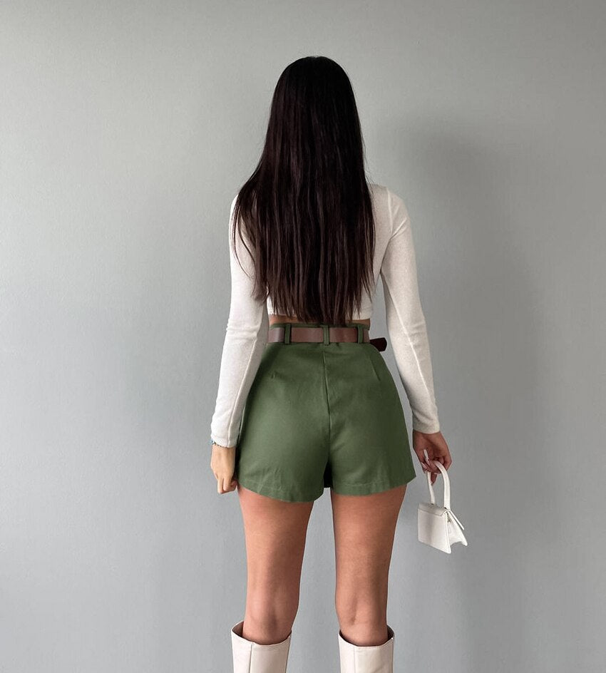 מכנסיים קצרים בגזרת חצאית