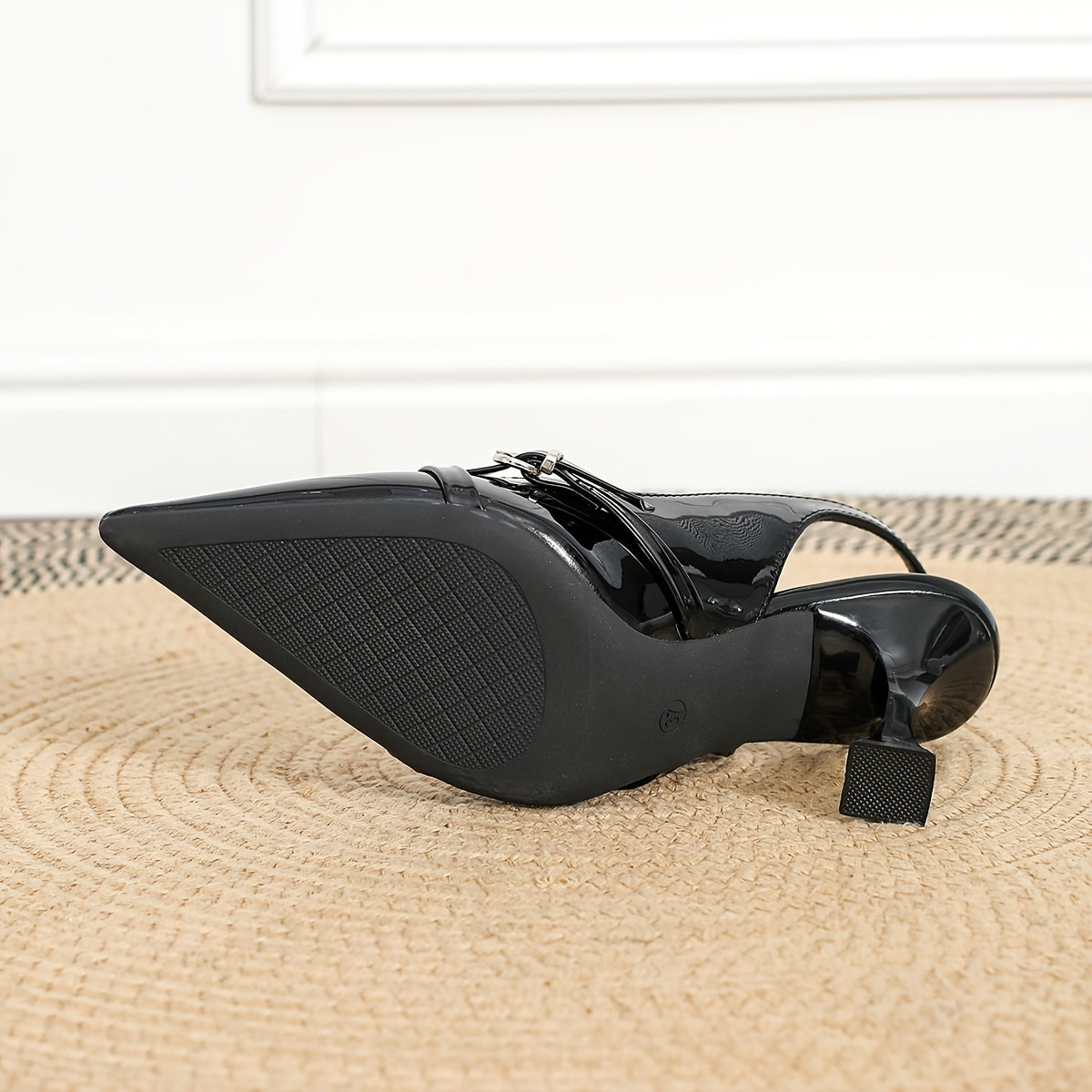 נעלי עקב מחודדות עם אבזם מתכת- קיילי